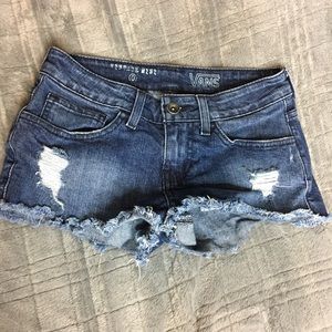 Vans Distressed shorts 💛